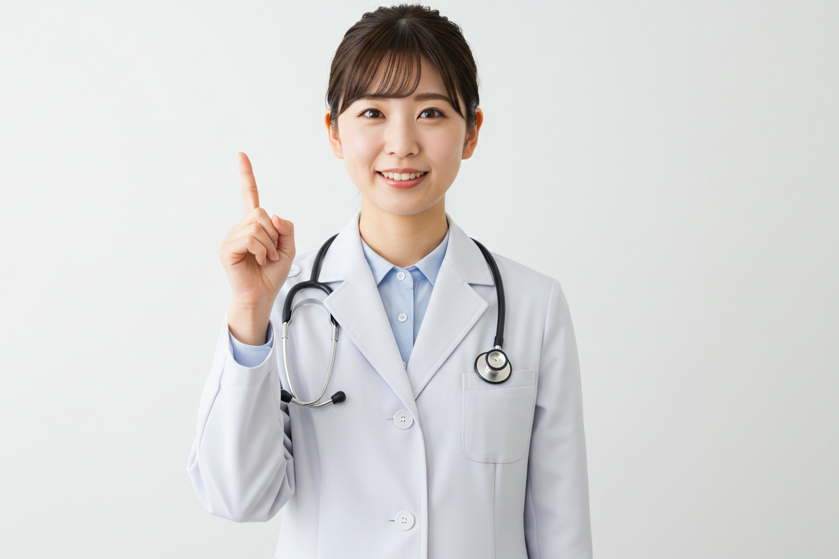 男性の口周りニキビの原因を説明する女性医師