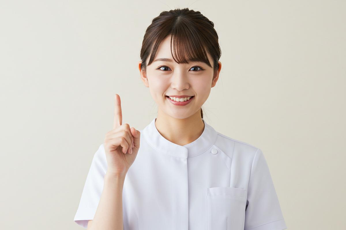 若い男性のシワの原因を解説する女性看護師