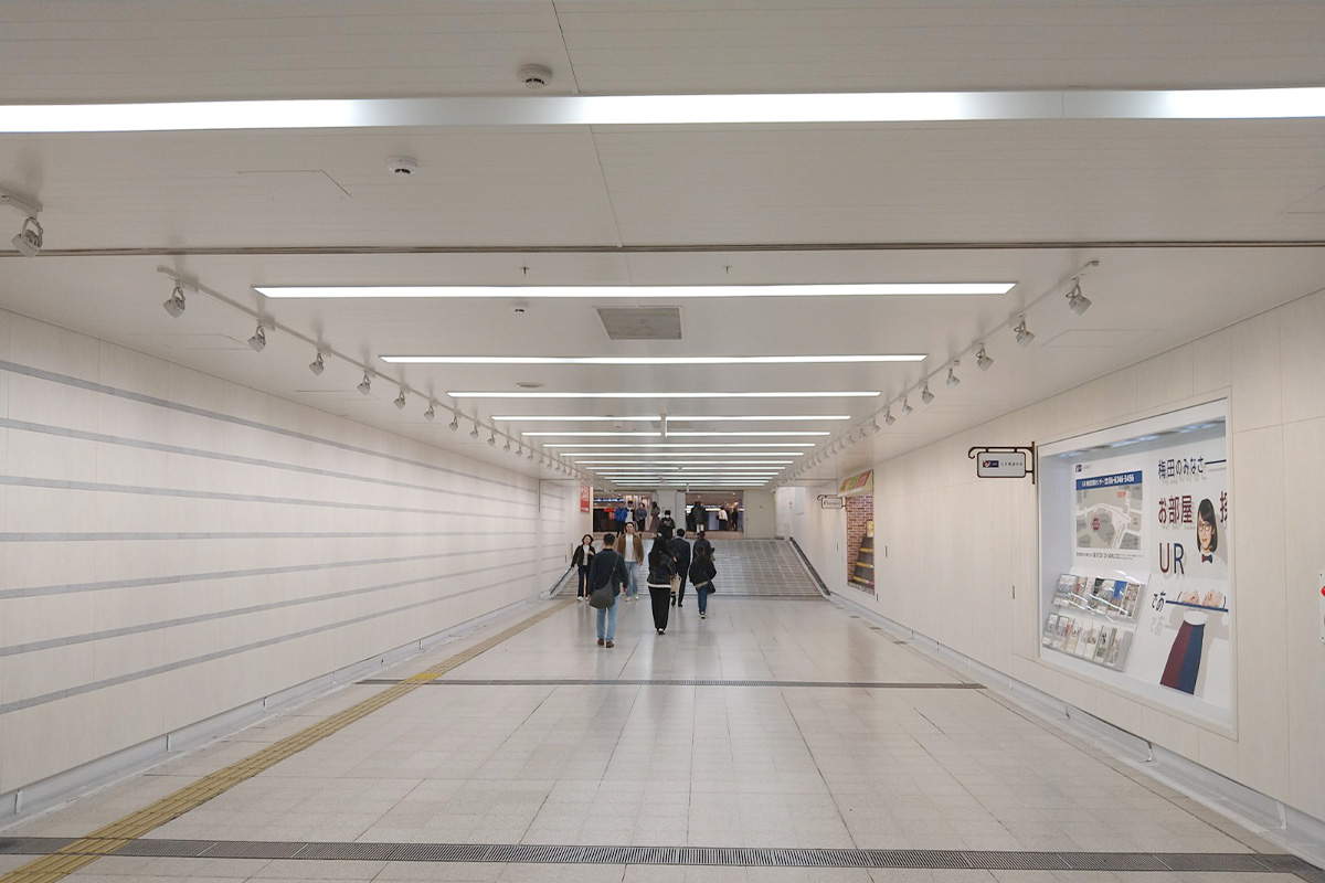 大阪梅田プライベートスキンクリニック 【3】階段を降りたら道なりにまっすぐ地下道を進みます。