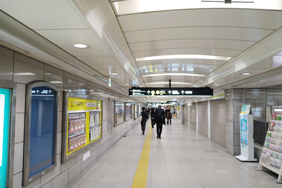 大阪梅田プライベートスキンクリニック 【5】四ツ橋腺西梅田駅の改札横の通路をまっすぐ進みます。