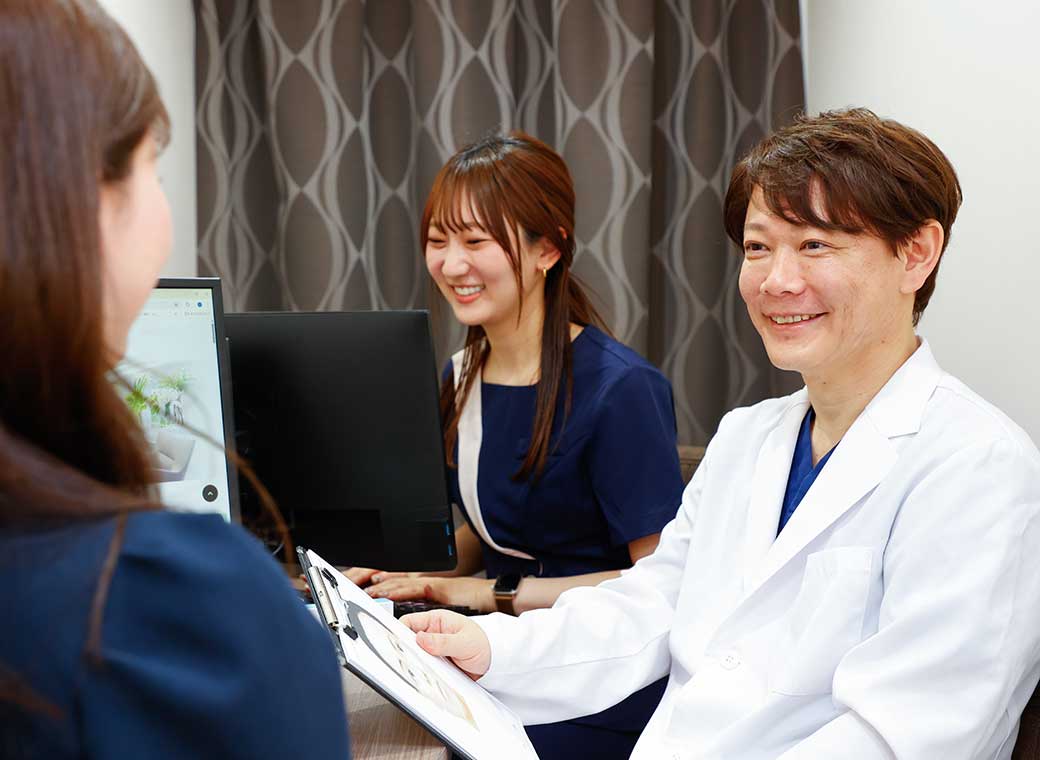 医師とカウンセリングをする女性