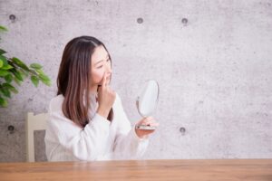 悩む女性