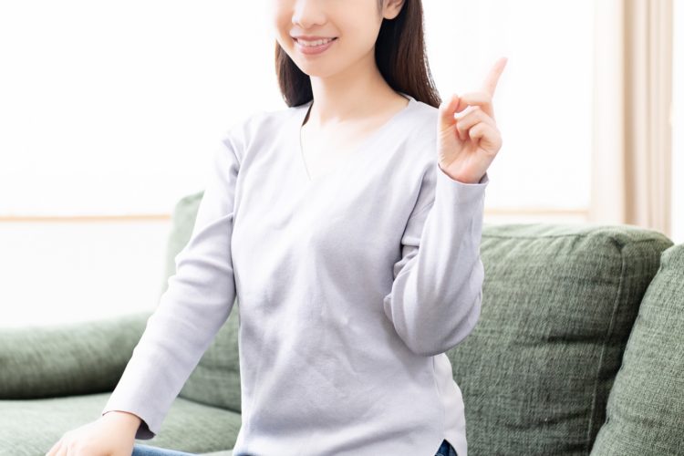 解説する女性