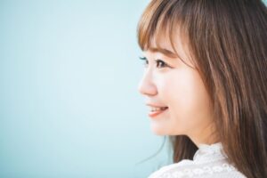平たい顔は鼻を高くすることで改善できる