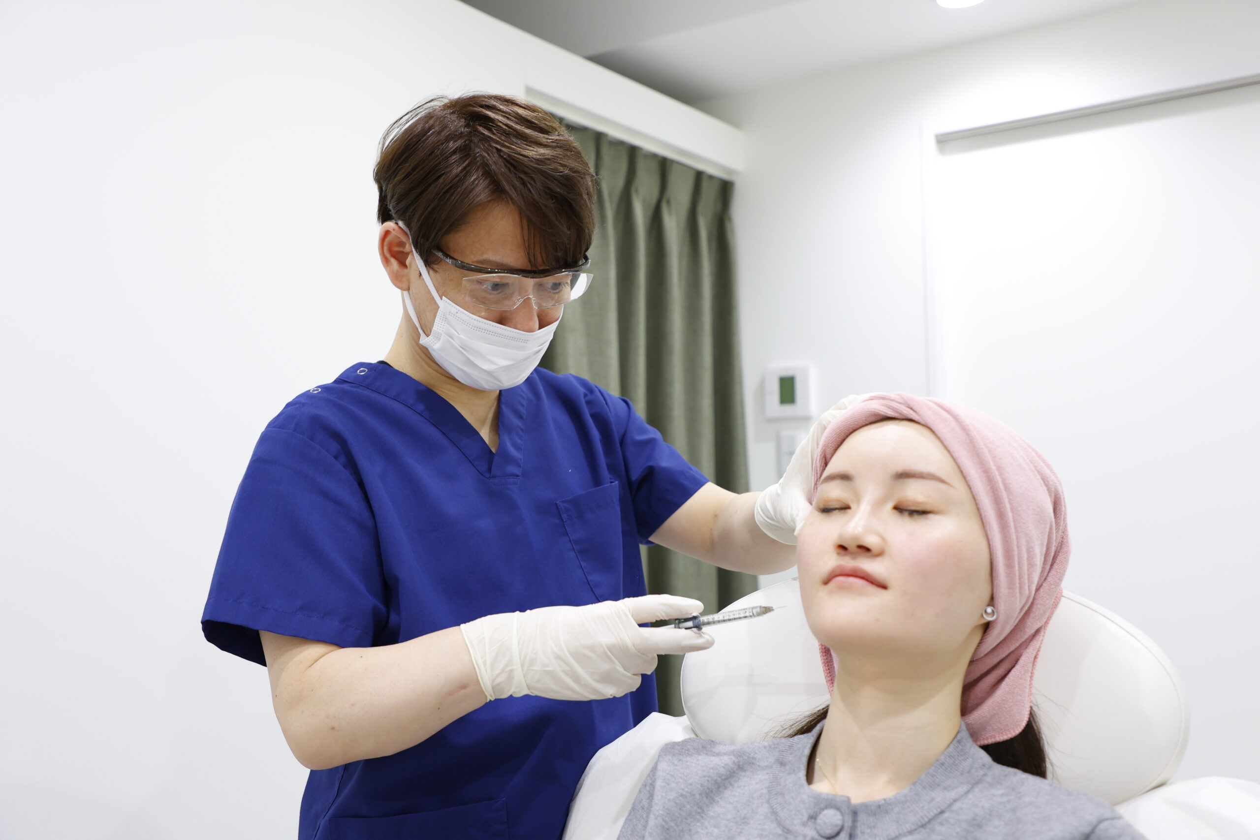 大阪梅田プライベートスキンクリニックの井畑医師が的確に注入する様子