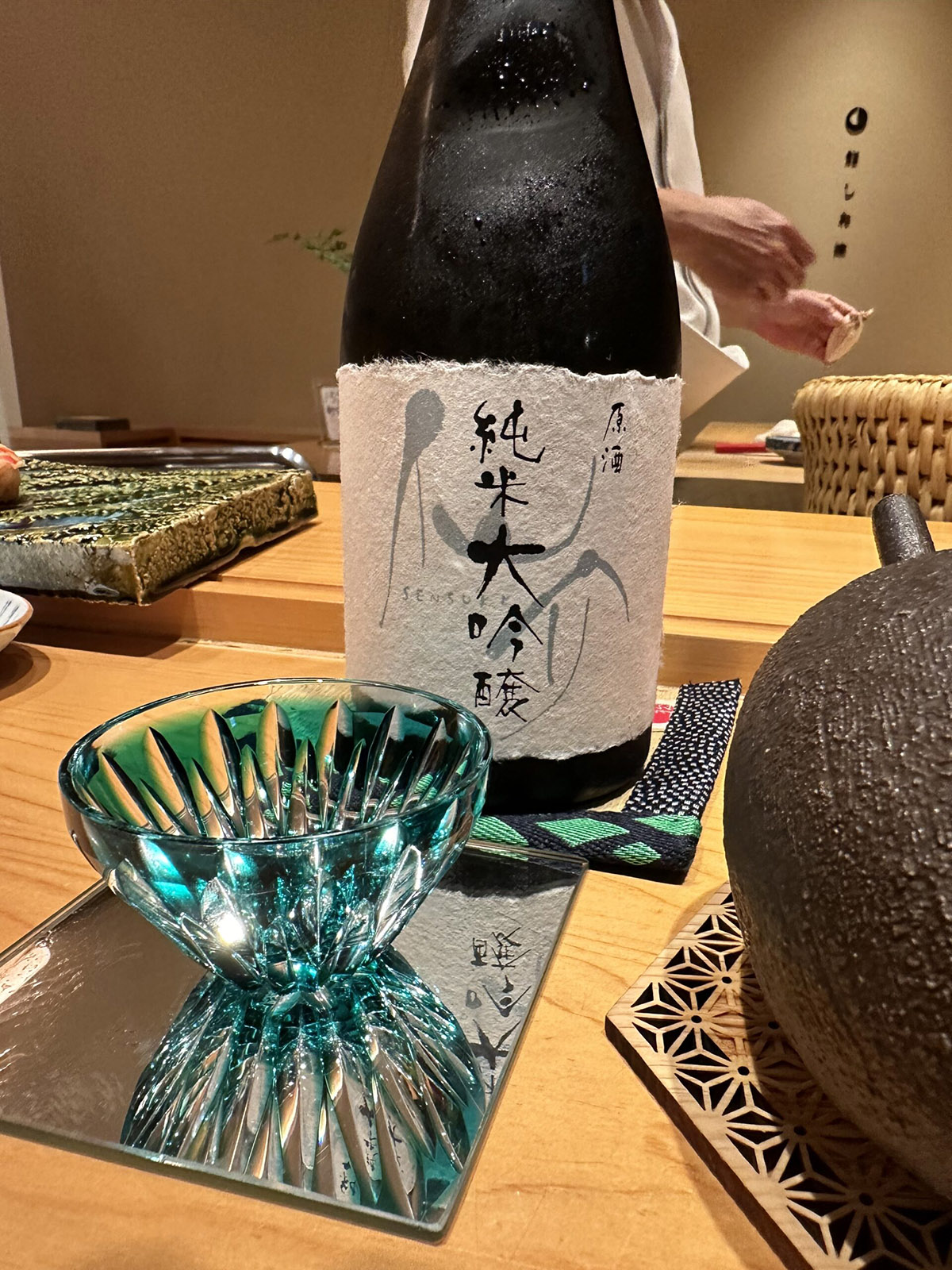 休日は同僚や先輩と好きな日本酒を楽しみます