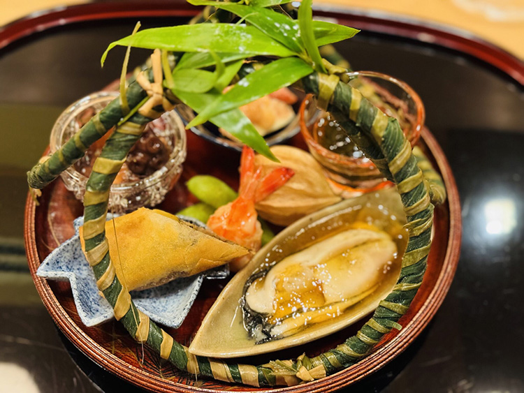 休日は同僚や先輩と美味しい食事を楽しみます