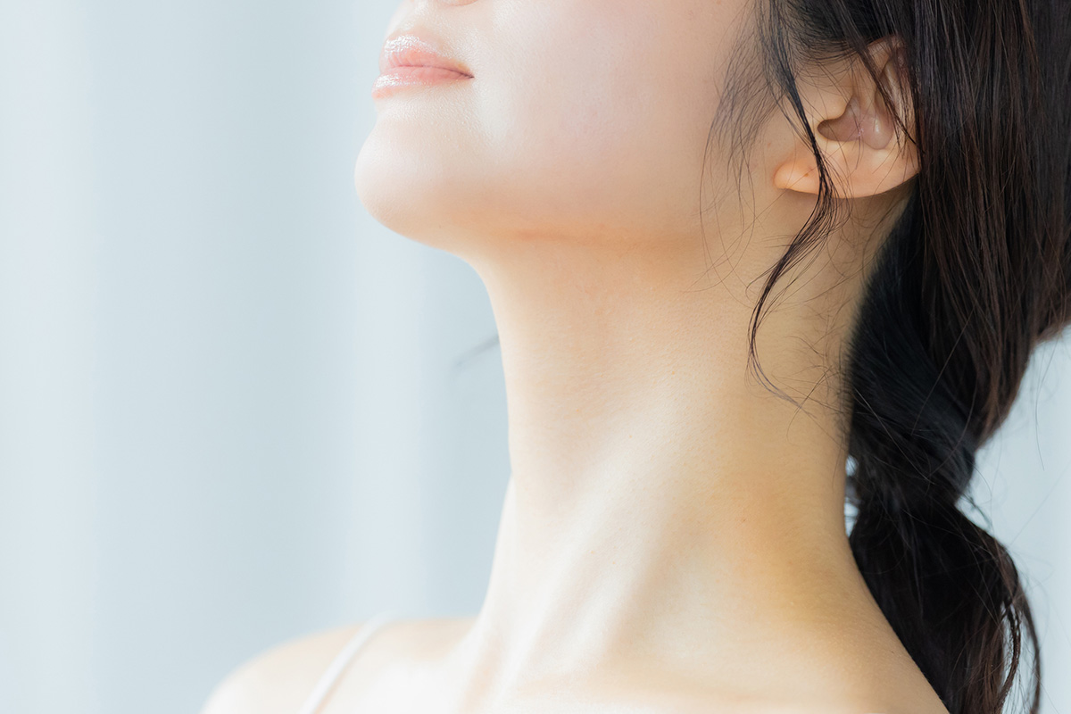 大阪梅田のプライベートスキンクリニックでは、解剖学を熟知した形成外科医が首のシワ・たるみの根本原因に合わせた最適な治療法をご提案します。