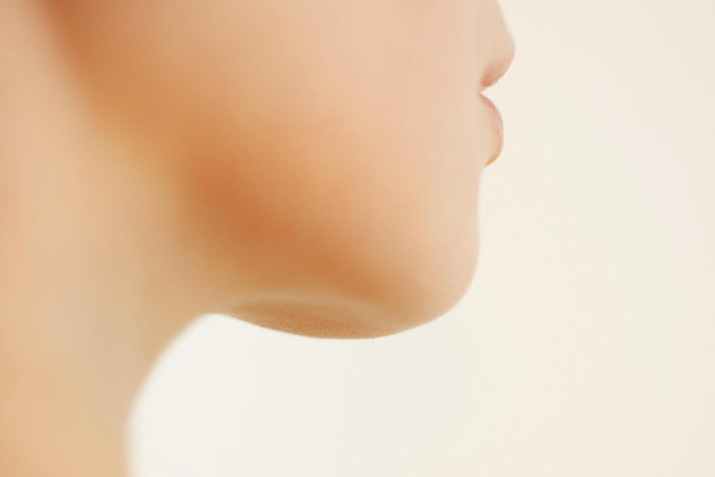 顎がくぼんでいる人の特徴や印象