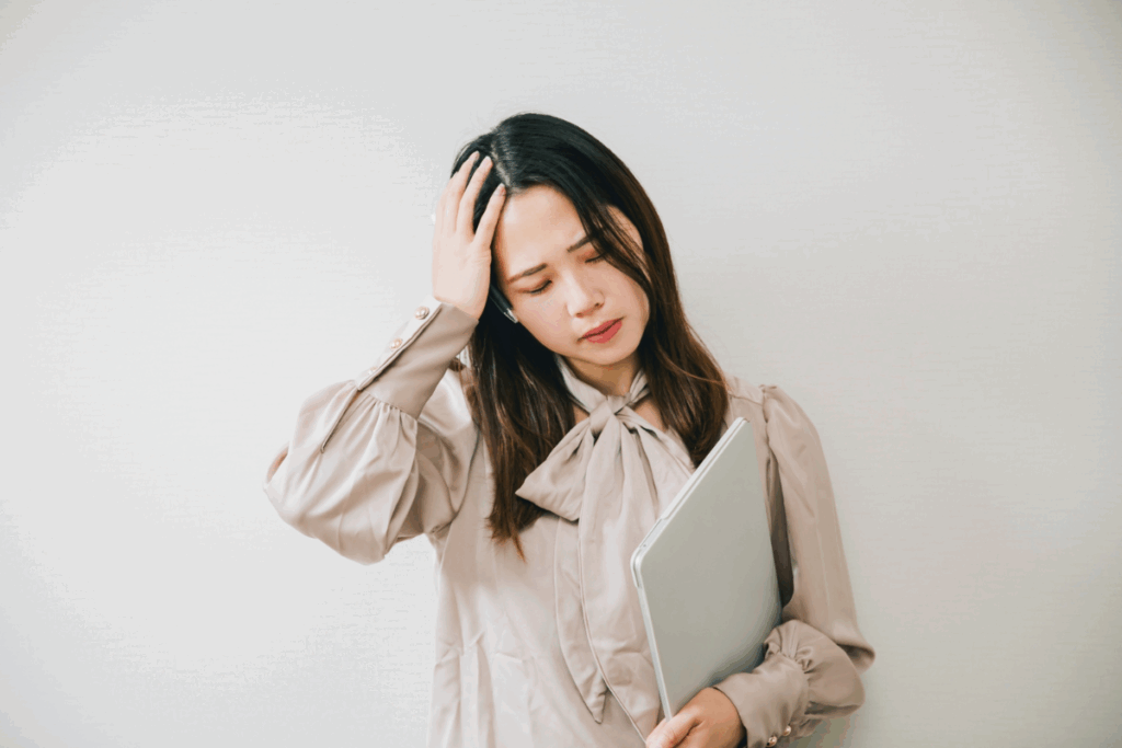 残業で疲れている女性