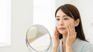 ヒアルロン酸注入後に頬がパンパンに見えて鏡で確認する女性