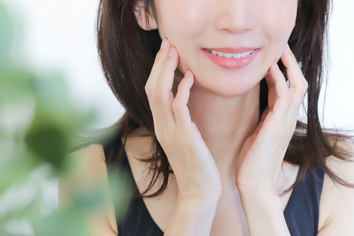 笑うと不自然になることを心配する女性
