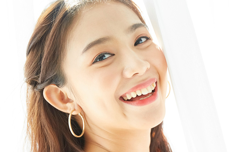 上眼瞼たるみ取りで目元が若々しくなった女性